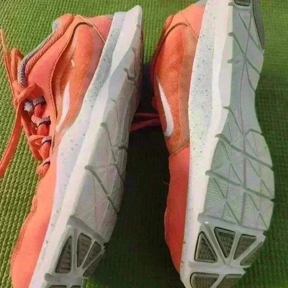 Women's Nike light weight training neon orange sneaker size 7 - Picture 6 of 9